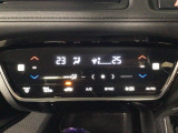 【左右独立オートエアコン】左右席で独立温度コントロールが可能です。運転席はキンキンに冷やして助手席はマイルドにと言った設定が可能です☆暑さ寒さでケンカすることもなくなりますね♪