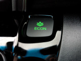 葉っぱマークのECONスイッチ。スイッチをONにするだけで、エンジンやエアコンなどを協調制御。燃費の向上に貢献します。