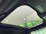 【ガラスルーフ】ガラスルーフ搭載で車内の解放感が一気にアップ!開放的なドライブをお楽しみいただけます。