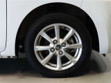 純正のアルミホイール装着車です。タイヤサイズは155/65R14です。