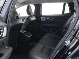 整形外科医の監修を受けて作られるボルボのシート。縦方向に長くとられた座面が膝裏をしっかりとサポートし、長距離ドライブでも疲労による姿勢のくずれ、体勢移動をおこさせることはありません。