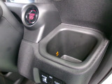 運転席側の手の届きやすい位置にドリンクホルダーが付いています。