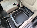 助手席にはアンダーBOXを装備。靴等の収納に便利です
