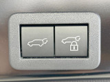 【パワーバックドア】スマートキーや運転席のボタンを押すだけでリアゲートが自動で開閉します!荷物を持っている時や、高い位置にあるバックドアを閉める際に便利な機能です♪