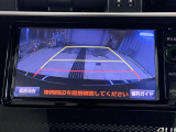 ディスプレイに後方の視界を表示し、車庫入れをサポート「距離目安線」「車幅延長線」およびステアリング操作に連動する「予想進路線」を画面に表示します。※必ず車両周辺の安全を直接確認してください。