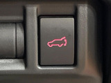【パワーバックドア】スマートキーや運転席のボタンを押すだけでリアゲートが自動で開閉します!荷物を持っている時や、高い位置にあるバックドアを閉める際に便利な機能です♪