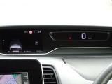 【メーターパネル】素早く車の情報が読み取れる、視認性に優れたシンプルなデザインのメーターパネルです。