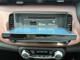 写真の場所にCD/DVDを挿入し、再生することができます。また、SDカードを使ってのCD録音も可能です!好きな音楽を聴きながら日々の疲れを癒し、家族で思い出に残るドライブを♪