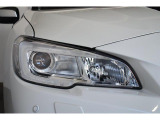 LEDヘッドランプは白色または青白い光を放ちます。夜間でも遠くまで見通しが良くなり、道路標識や歩行者をより早く認識できます。