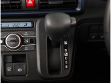 インパネシフトを採用する事で足元が広くゆったり運転できます!!