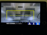 バックカメラの画像です。ガイドラインがスムースな車庫入れをサポートいたします。車庫入れの安心感がアップしますね。