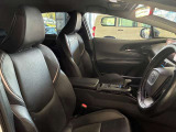 運転席の画像です。足元やシートまわりに余裕があり、リラックスした姿勢で運転が可能です。視界も良好で操作系へのアクセスもしやすく、快適で安心感のあるドライブをサポートします。
