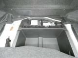 パンク修理剤とエアーポンプのセットです。スペアタイヤは装備していませんが空いたスペースを小物入れとして使用できます