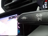 居眠り運転やわき見運転など、万が一車両が道路白線をはみだしそうになると、車がハンドルを自動修正してくれるアウディレーンアシストが装備されております。