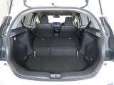 大きな開口幅で荷物を出し入れしやすいのが魅力のラゲージスペースです!リヤシートのシートバックの工夫で、更に積載容量が広くなり、よりたくさんの荷物の収納・長尺の荷物の収納が可能になります♪