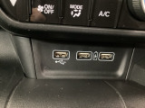 スマートフォンなどの充電に便利なUSBジャック。運転席からも助手席からも使いやすいです。