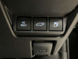 運転席のパワートランクリッドの開閉ボタンです。