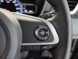 アダプティブクルーズコントロール機能付きです。走行中に先行車の様子を検知しながら、設定した車速の範囲内で先行車との距離のキープを支援します。詳細は販売店スタッフまでおたずねください。
