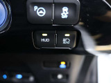 オートマチックハイビームとは、先行車や対向車のライトを認識し、ハイビームとロービームを自動で切り替える機能です。夜道の視界を確保します。詳細は販売店スタッフまでおたずねください。
