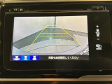 リバースギアに入れるだけで後方の表示へ切り替わります。夜間や雨の日の駐車も楽になりますよ。