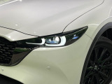 【LEDヘッドライト】悪天候や夜間走行時も良好な視界を確保し安心して運転できる高輝度LEDヘッドライトを装備!点灯速度が早く、消費電力も抑えられています。