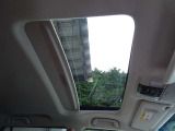 開放感いっぱい、電動サンルーフを装備しています。