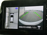 アラウンドモニターが運転席にいながら、クルマの前後左右の状況を映し出します。
