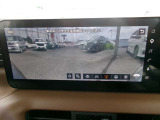 見えルークス。見えにくい死角をワイドカメラにて確認できます。自転車・歩行者の接触を事前に回避。