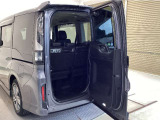 【わくわくゲート】タテはもちろんヨコにも開き、ちょっとした荷物を積む時にもとても便利♪人やペットの乗り降りもスムーズにできます♪