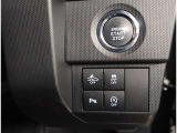 お車のキーはスマートキーです。キーを身につけた状態で車に近づき、ドアロックの解錠や施錠操作が出来ます。雨の日など両手がふさがっている時など、とっても便利ですね。
