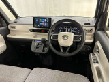 運転席まわりです。 各操作スイッチは使いやすい位置に配置されてます。