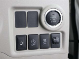 とっても便利な【スマートキー】です♪キーを手持ちのカバンやズボンのポケット等、お持ち頂けるだけで、ドアロックの開け閉めができる優れものです(^^♪
