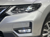 【LEDヘッドライト】悪天候や夜間走行時も良好な視界を確保し安心して運転できる高輝度LEDヘッドライトを装備!点灯速度が早く、消費電力も抑えられています。