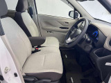 運転席も広くゆとりのある室内です