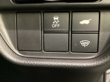 ハンドルの右下にHondaセンシング用のVSA解除スイッチとパワーテールゲートスイッチがついています。パワーテールゲートスイッチは車内からでもテールゲートの開け閉めを電動でできます。