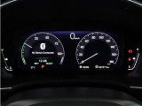 運転時の視界周辺の見やすい位置にメーターをレイアウト。視線の流れを断ち切らない、ストレスフリーで美しい運転動作を可能にします。またマルチインフォメーションディスプレイで、様々な情報が確認できます。