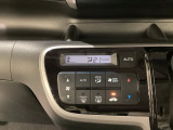 セレクトレバーの左側にオートエアコンがついてますので、お好みの温度をセットするだけで風の強さや風量を自動で調整します。スイッチも簡単操作で快適に過ごせます。