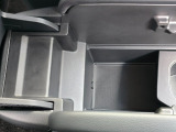 アームレストの下に用意された、手荷物をすっきりと収容できる空間です。車内の美観をスマートに維持するのにも重宝いたします。