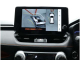 サイドクリアランスビュー表示中に、旋回時の運転操作に合わせて自動で車両を斜め後方から見たような映像を表示。