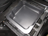 助手席下には、収納BOXが装備されておりシューズなどをしまって置くことが出来ます。また取り外せますので汚れ物を洗い場まで持って行けて便利ですね!