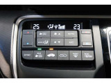 運転席と助手席の温度設定の変更が可能な左右独立タイプのデュアルエアコンです♪♪♪暑がりな人・寒がりな人も誰もが車内を快適にお過ごしいただけます♪♪♪