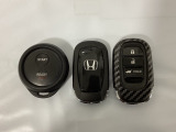 スマートキーを装備しています。鍵を差し込むことなくドアロックの開け閉めと、スタートボタン操作でのエンジンスタートができます。加えて、純正リモコンエンジンスターター用の操作キーもついています。