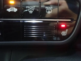 運転席には体を直接温めてくれるシートヒーターが装備されています。暖かくなるまでの時間も早いので寒い朝でも苦になりません。
