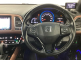 【ハンドル】運転にかかわる様々な操作を安全に行えるように視点移動が少なく操作性に配慮されたスイッチ類が凝縮されたコックピットです。