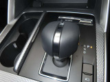 8ATが、CX-80の力強くしなやかな走りを支えます。シフトレバー左側には、蓋付きのドリンクホルダーを備えています。