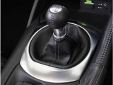 【シフトレバー】シフトもとても操作しやすいデザインになっております。運転する人の事を第一に考えた操作性の高い仕様です。