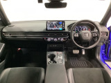 車内は光触媒抗菌消臭施工済です。インパネ周りはスタイリッシュなデザインで機能や装備も充実しています。グローブボックスやカップホルダーのほかにトレーなどたくさんの収納スペースが付いています。