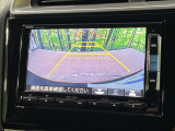 【バックカメラ】駐車時に後方がリアルタイム映像で確認できます。大型商業施設や立体駐車場での駐車時や、夜間のバック時に大活躍!運転スキルに関わらず、今や必須となった装備のひとつです!
