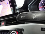 居眠り運転やわき見運転など、万が一車両が道路白線をはみだしそうになると、車がハンドルを自動修正してくれるアウディレーンアシストが装備されております。