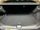 ゆったりとしたトランクルームでございます。たくさんのお荷物の車載が可能でございます。